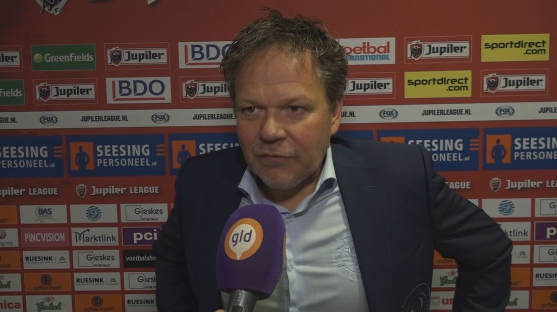 De Graafschap-trainer Henk de Jong had vrijdagavond geen goed woord over voor zijn verdediging. Door slecht verdedigen gaf zijn ploeg driemaal een voorsprong uit handen.