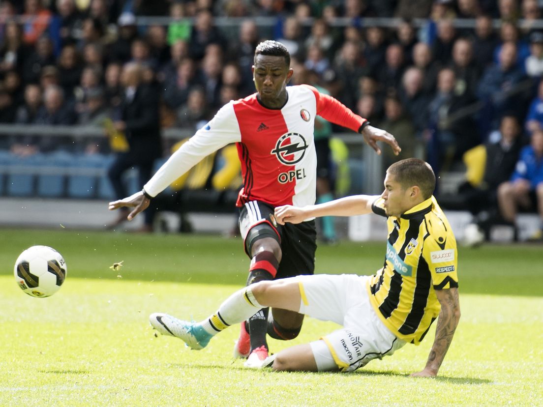 Kevin Diks in duel met Eljero Elia