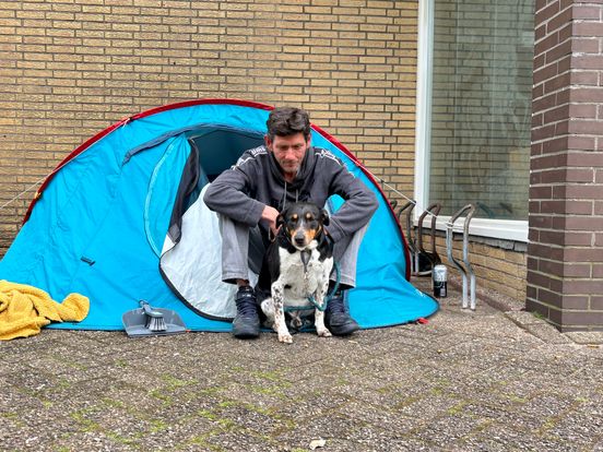 Dakloze Marco (50) woont met hond in tentje onder de kerk in Gorinchem: 'Ik wil dat mensen me zien'