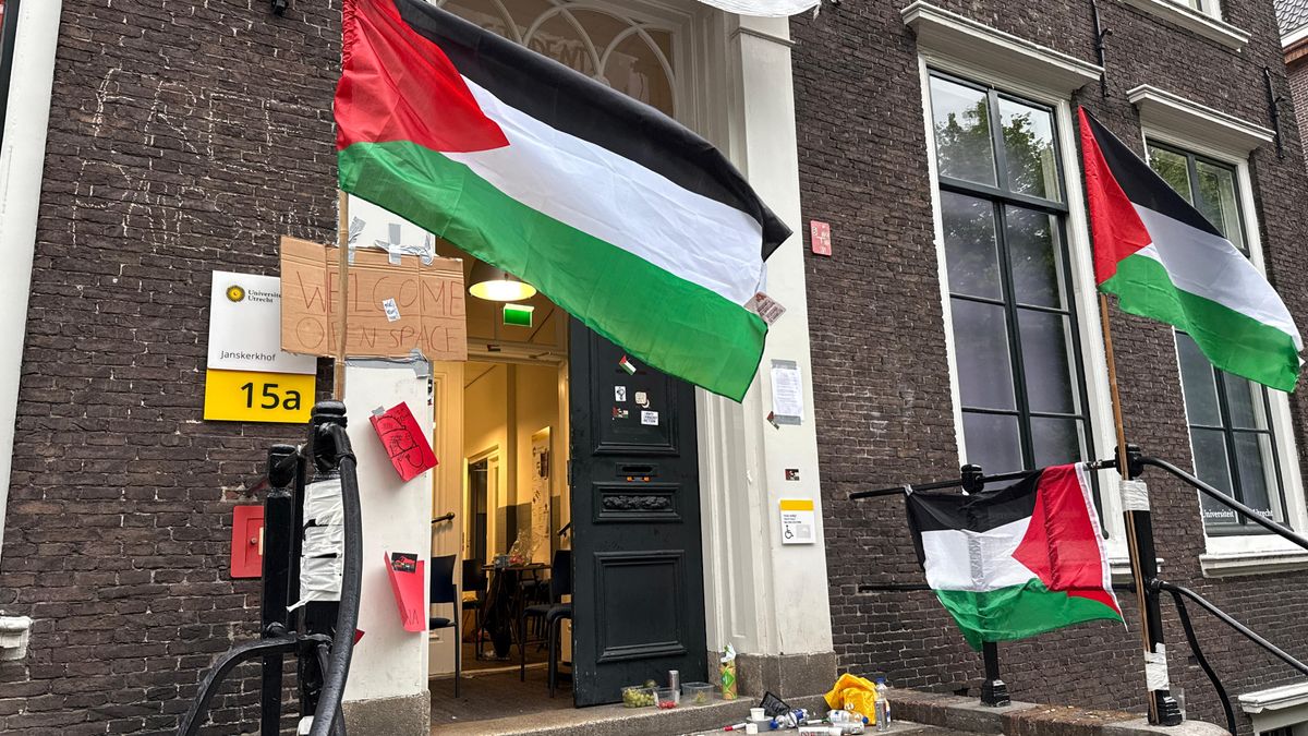 Demonstranten verlaten gebouw Universiteit Utrecht na bezetting