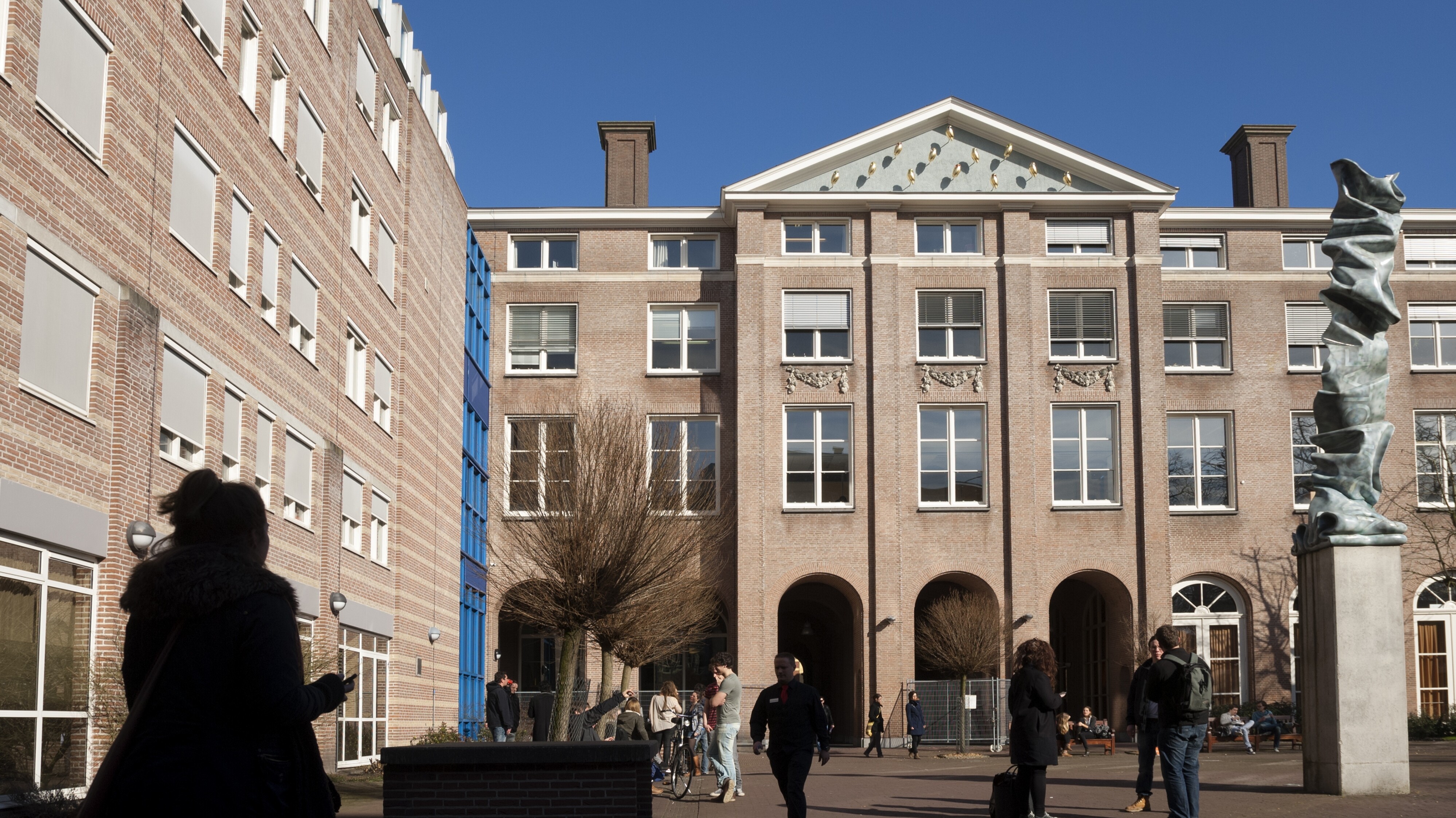 Het Harmoniegebouw in Groningen, waar studenten straks de colleges Fries zullen krijgen