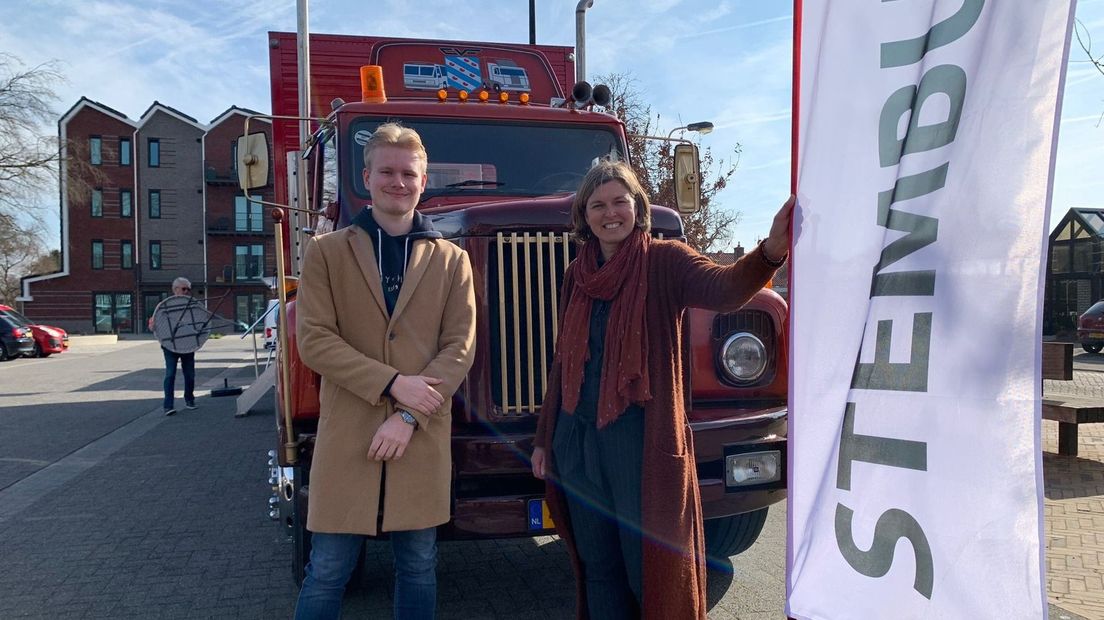 Mattheüs Elgersma en Teatske Rienks bij de stemtruck in Gytsjerk