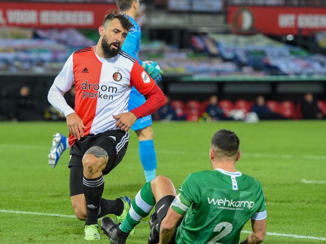 Lucas Pratto baalt na het missen van een kans tegen PEC Zwolle. (VK Sportphoto - Yannick Verhoeven)