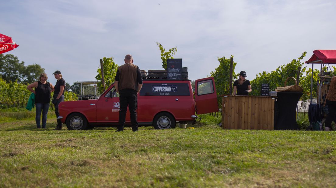 De rode Bedford HA trekt bekijks (Rechten: RTV Drenthe / Robbert Oosting)