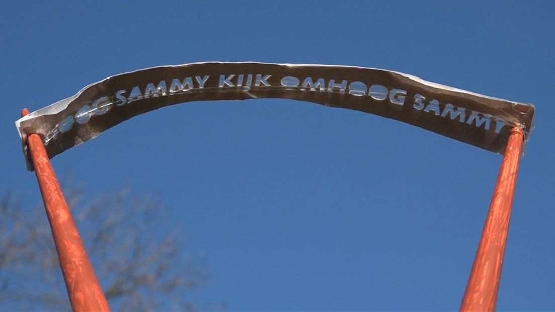 Hoog Sammy, kijk omhoog Sammy. Monument voor Ramses Shaffy in Leiden