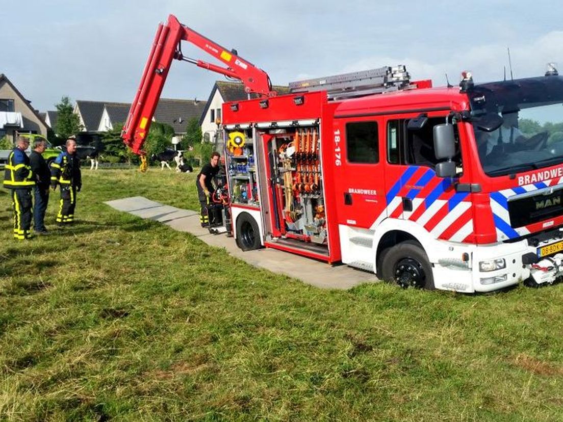 De brandweerwagen kwam vast te zitten in het weiland achter De Vang. Foto's Peter Stam (Alblasserdamsnieuws.nl)