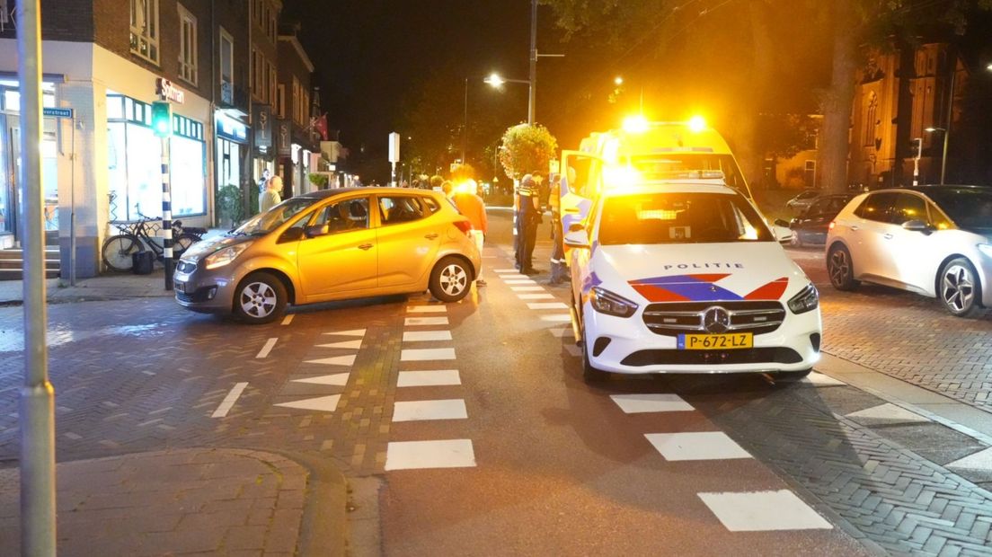 In Oosterbeek raakte een fietser gewond na een botsing met een auto.