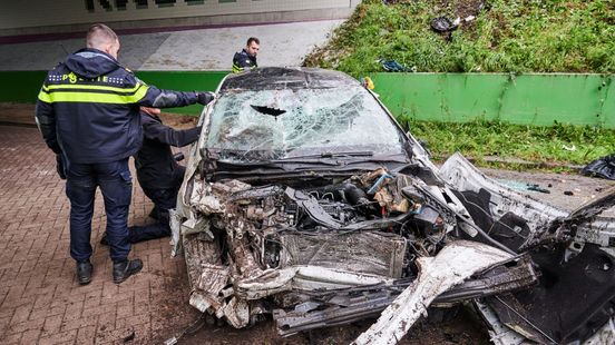 Arnhemmers ernstig gewond bij auto-ongeluk. Arnhemmers ernstig gewond bij auto-ongeluk.