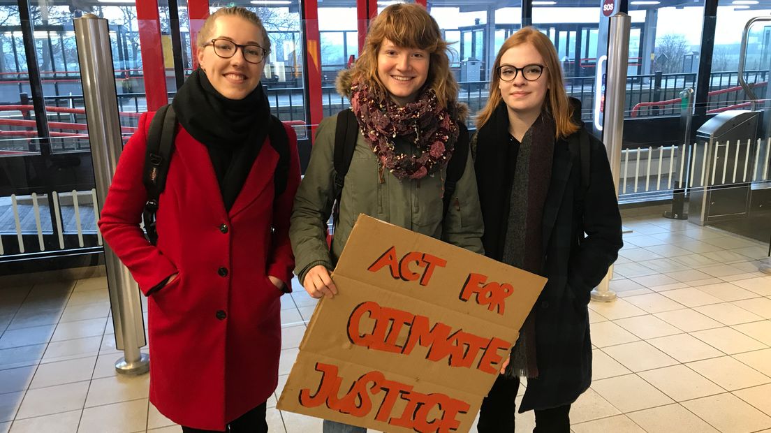 Deborah (in het midden) protesteert met medescholieren in Den Haag (Rechten: Andries Ophof)