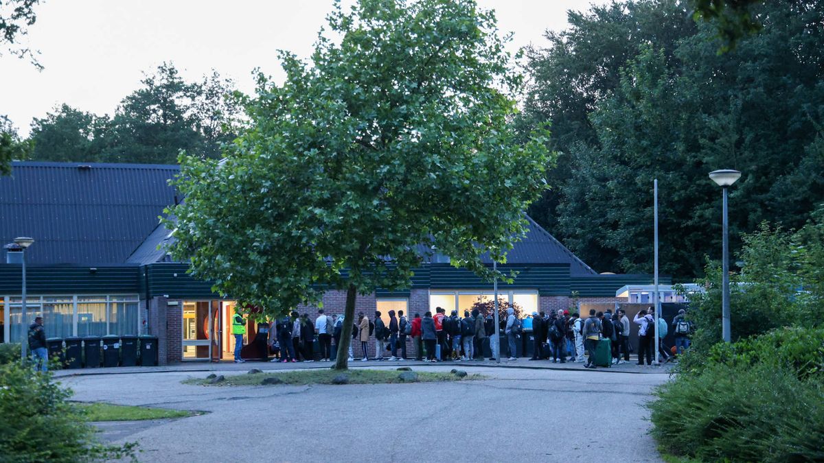 Sporthal in Westerbork vangt eerste nacht 82 asielzoekers op