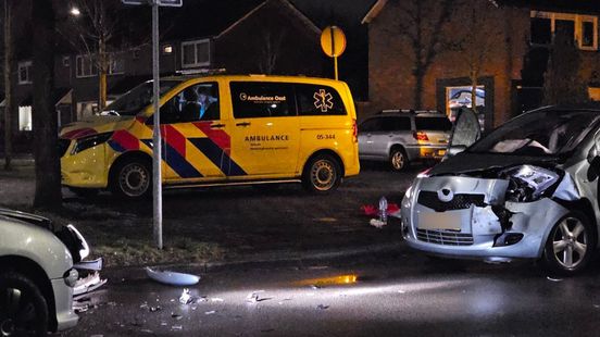 112 Nieuws: Vrouw door omstanders uit brandende auto gehaald/ Frontale botsing Enschede.