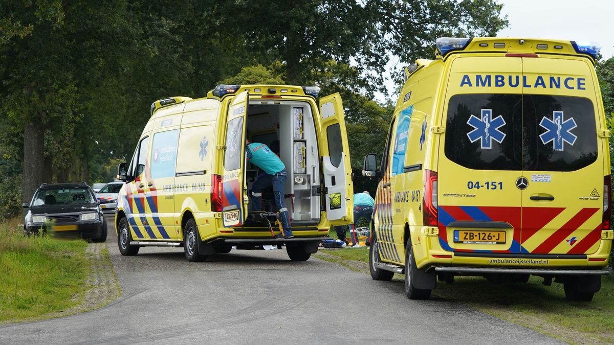 Fietsster (16) met spoed naar ziekenhuis na ongeluk in Witharen