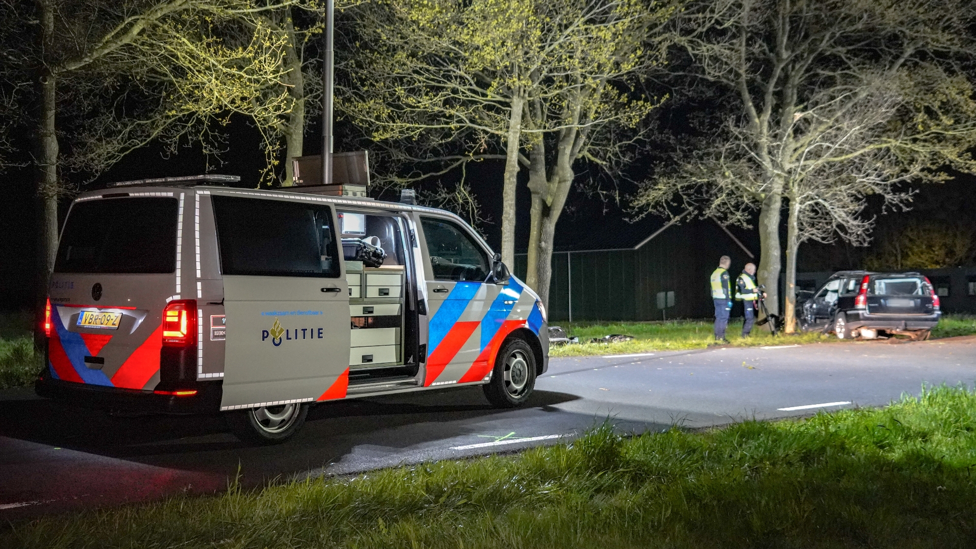 Automobilist Botst Tijdens Achtervolging Door De Politie Tegen Een Boom ...