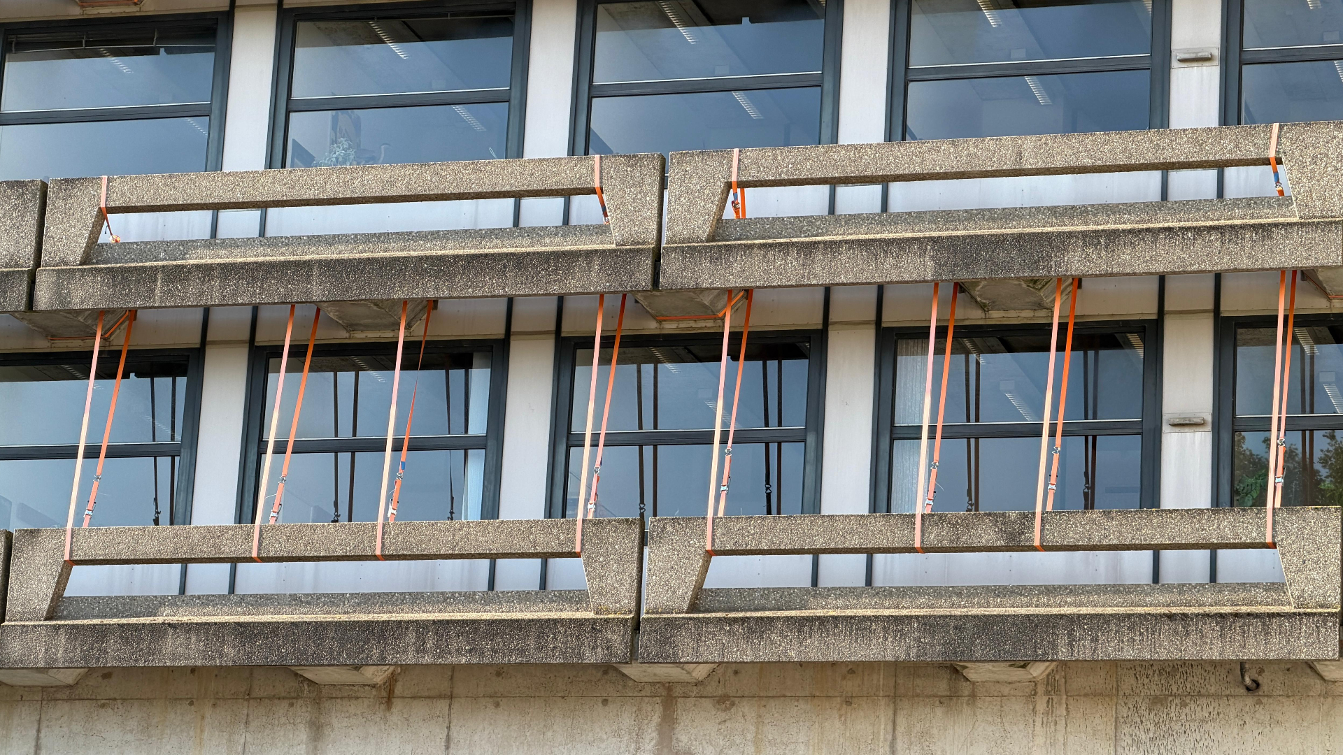Om deze reden hangen er spanbanden bij dit universiteitsgebouw in Utrecht