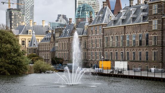 Vissen tijdelijk verhuisd en vijver drooggelegd vanwege nieuwe verwarming Binnenhof Home