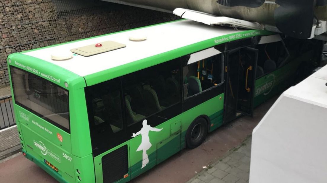Bij station Osseveld in Apeldoorn heeft donderdagmiddag een bus zich klemgereden onder een viaduct. Er zijn zeven gewonden gevallen, meldt de politie. Onder hen is de chauffeur van de bus.