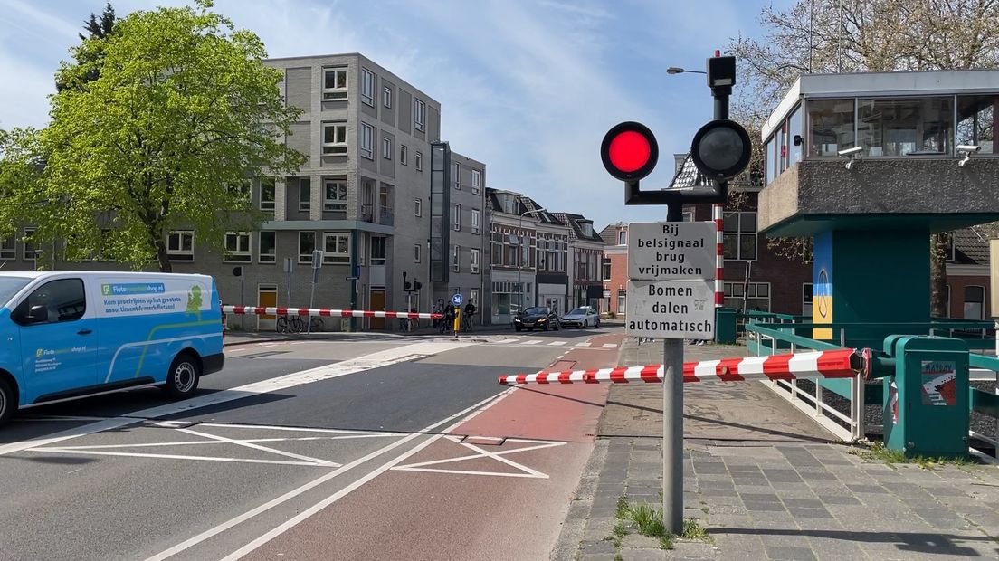 De slagboom ligt half over de weg