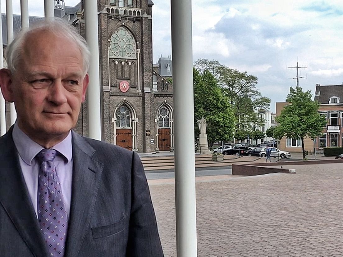Burgemeester Cor Lamers van Schiedam is al langer voor een vuurwerkverbod in Schiedam