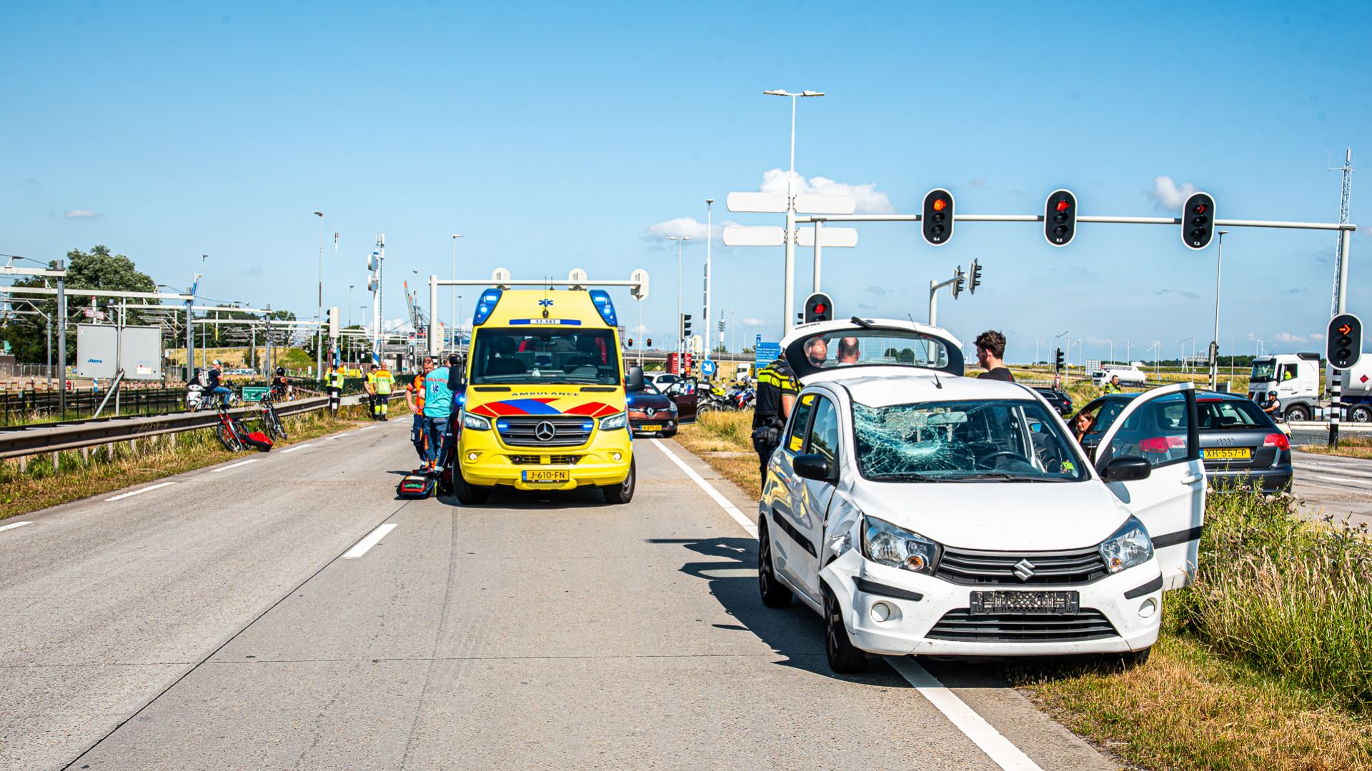 Vier mensen naar ziekenhuis door koolmonoxide Gewonde na brand in detentiecentrum Rotterdam The Hague Airport afbeelding