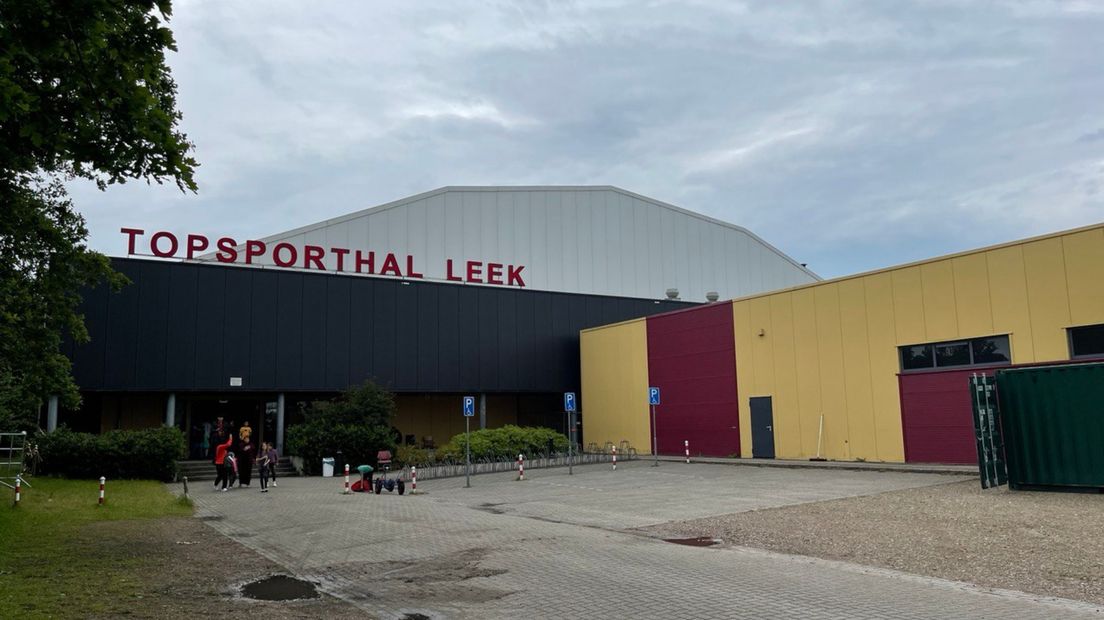 Exterieur van de Topsporthal in Leek