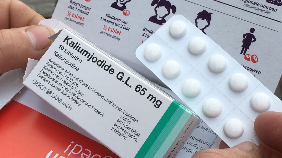 Tienduizenden Gelderlanders kregen de afgelopen weken een bijzonder pakketje in de brievenbus: jodiumpillen. De overheid deelt die uit om mensen te beschermen bij een kernramp. Zaterdag zijn de laatste doosjes bezorgd, onder andere in Doesburg.
