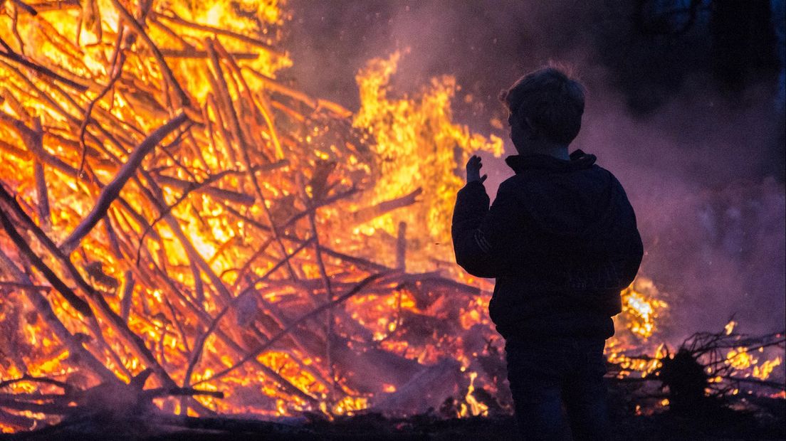 Het traditionele paasvuur ligt meer dan ooit onder vuur