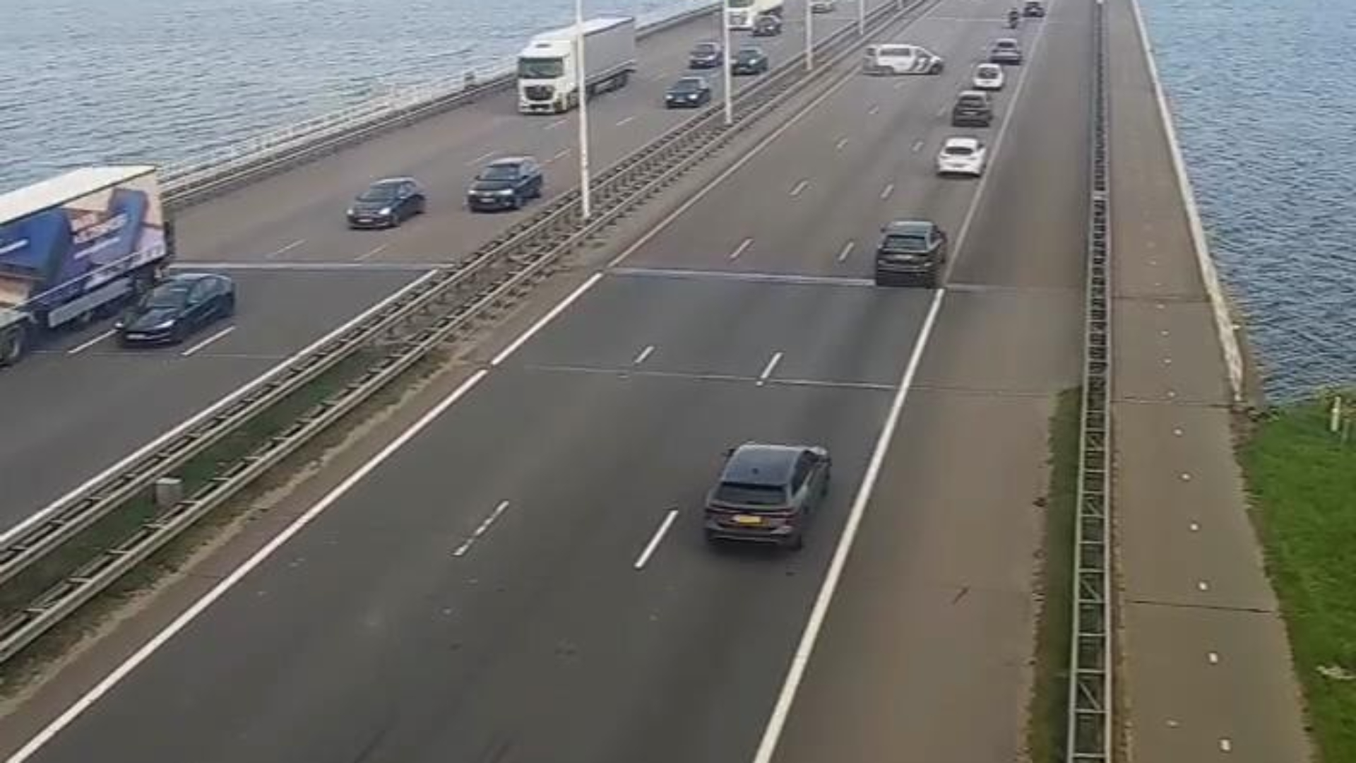 Na het ongeluk gingen twee rijstroken dicht.