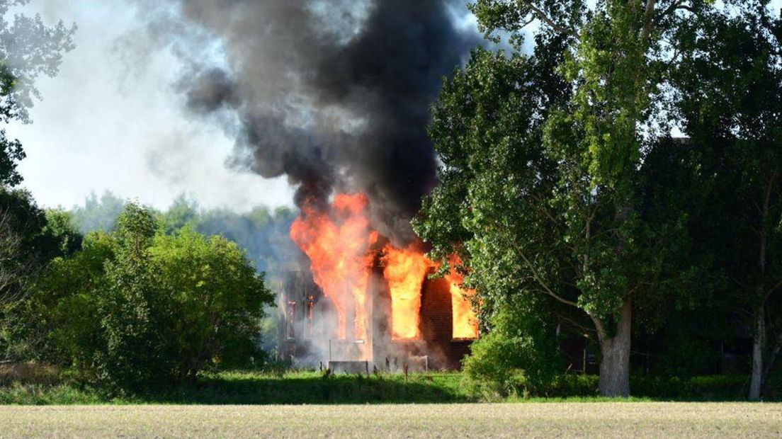 De brand is vermoedelijk aangestoken