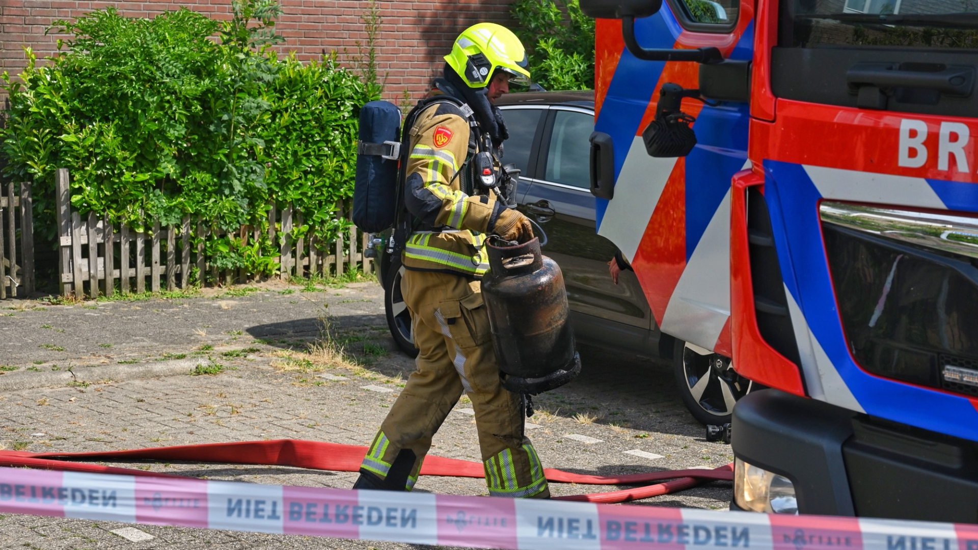 Brand in schuur slaat over op woning in Leerdam