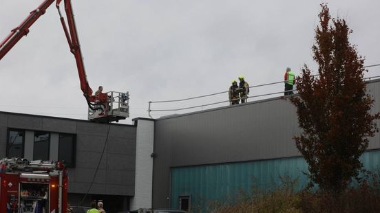Brand in bedrijf, pand wordt ontruimd