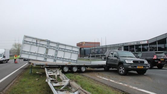 Toiletunit valt van aanhanger • aanrijding met invalidebus. Toiletunit valt van aanhanger • aanrijding met invalidebus.
