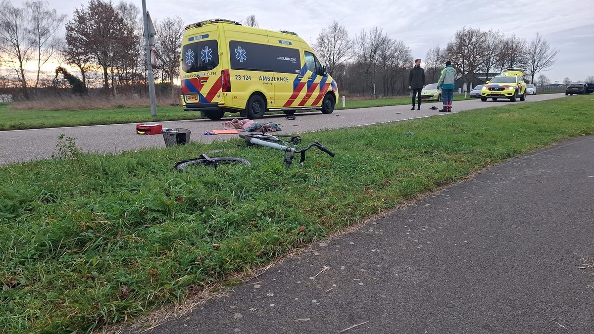 Fietsster met spoed naar ziekenhuis na aanrijding in Belfeld