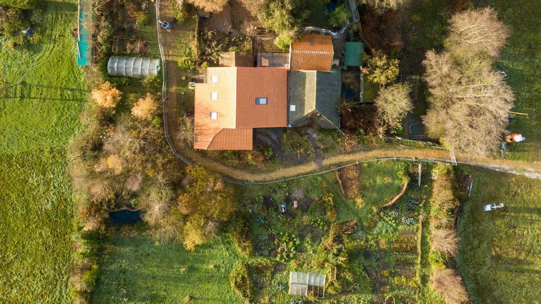 Deze boerderij in Ruinerwold is flink verbouwd, maar niet zoals het hoort, zegt de gemeente (Rechten: RTV Drenthe / Fred van Os)