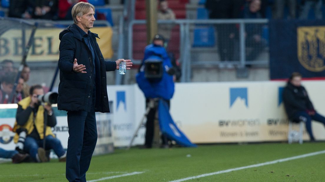 Adrie Koster ziet zijn ploeg Willem II met 2-1 van PSV winnen.