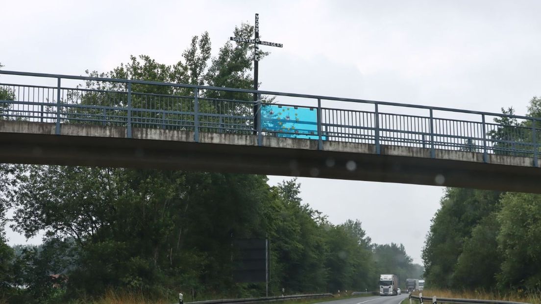 Metershoog kruis op viaduct B54/N35 op de Duitse grens