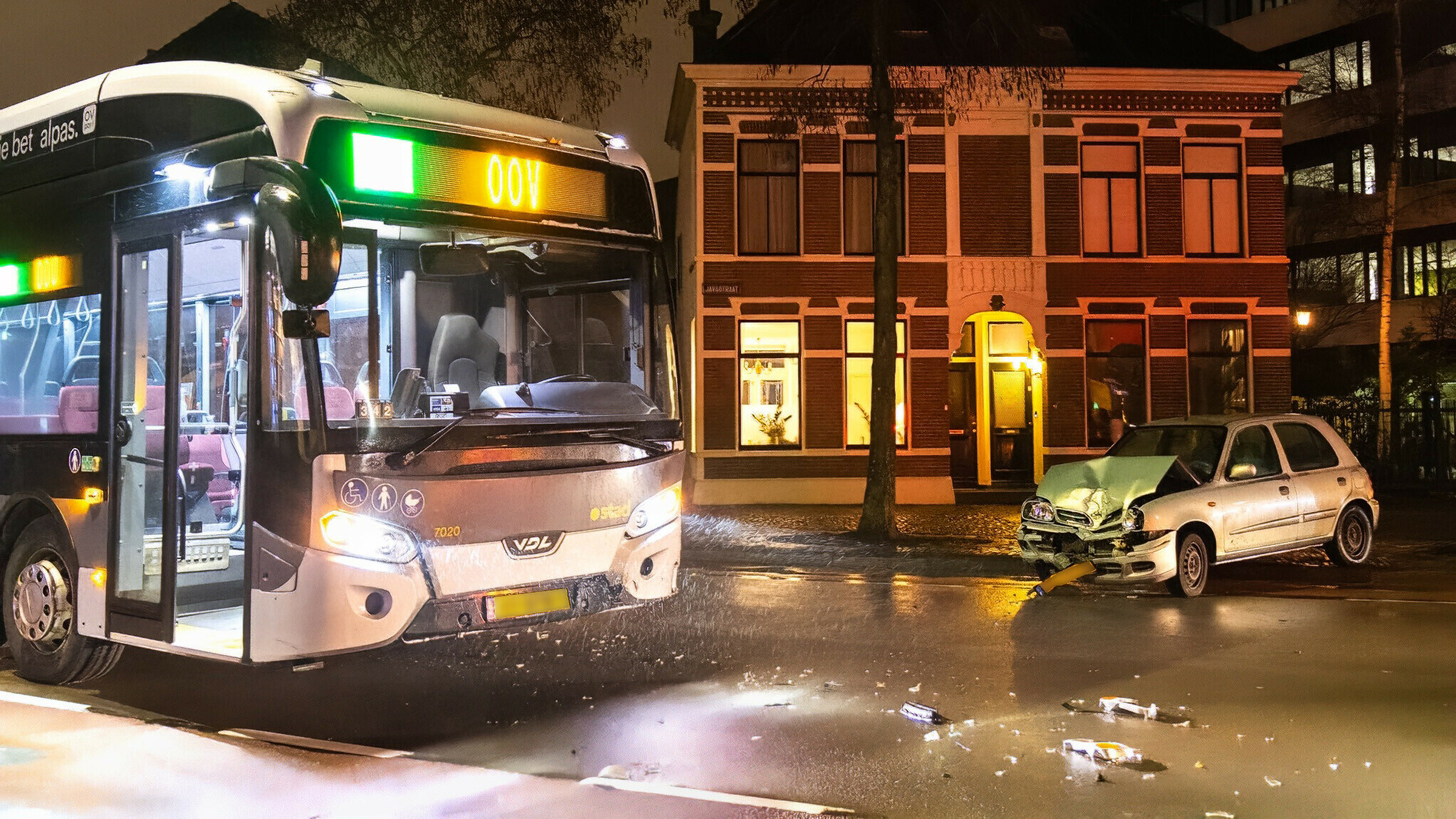 Automobilist vlucht na botsing met lijnbus in Assen