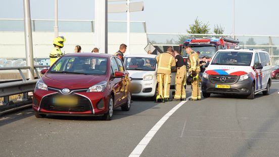Kindje bekneld na aanrijding tussen twee auto's Home