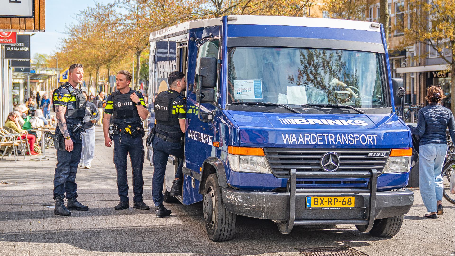 De verdachte is na de overval op de vlucht geslagen. De politie is met meerdere eenheden en een helikopter naar hem op zoek.