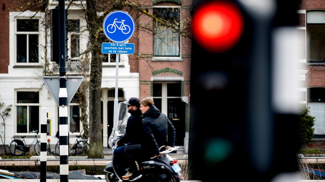 Snorfietsers in Amsterdam moeten al een helm op.
