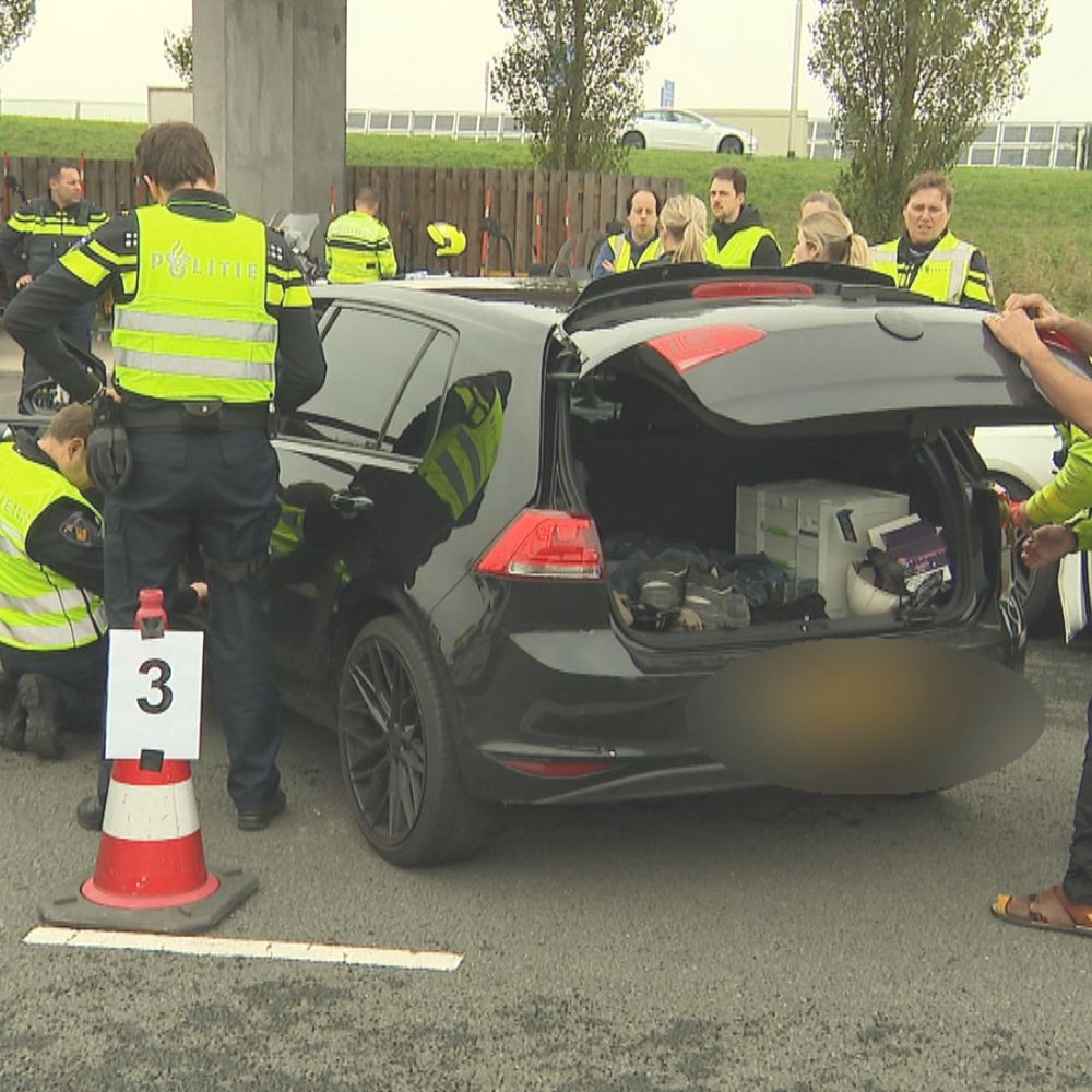 Grote politiecontrole op snelweg, 50 agenten halen auto's van de weg ...