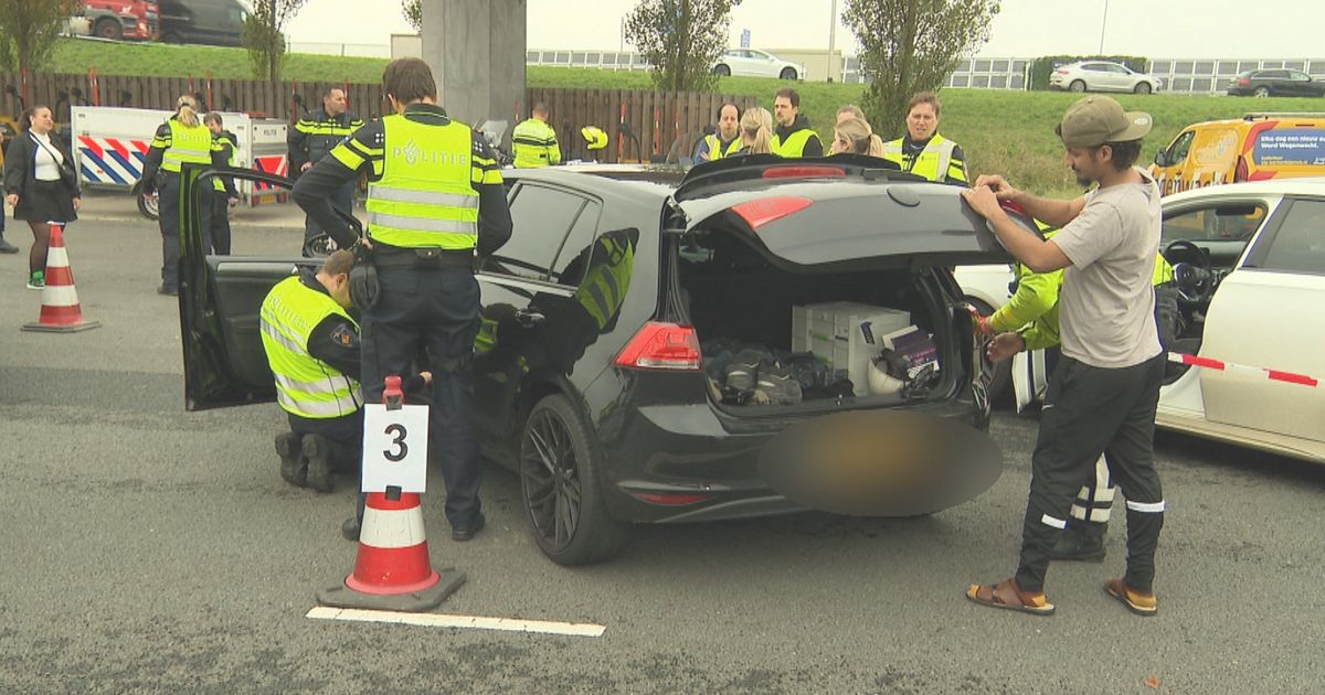 Grote politiecontrole op snelweg, 50 agenten halen auto's van de weg ...