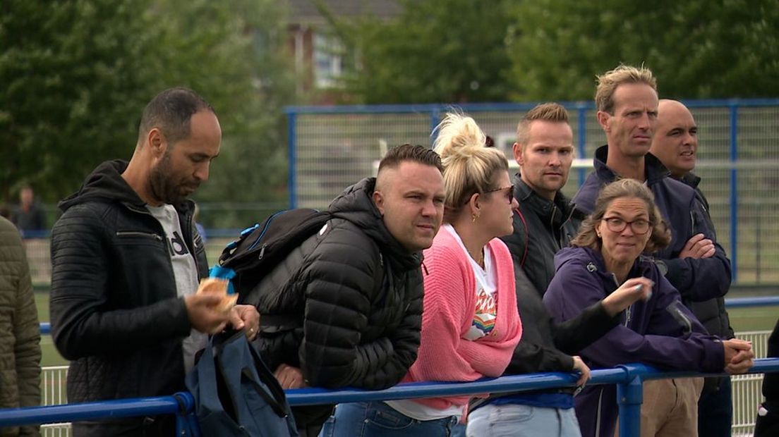 Ouder langsdekant bij een voetbaltoernooi vergeten de anderhalve meter afstand