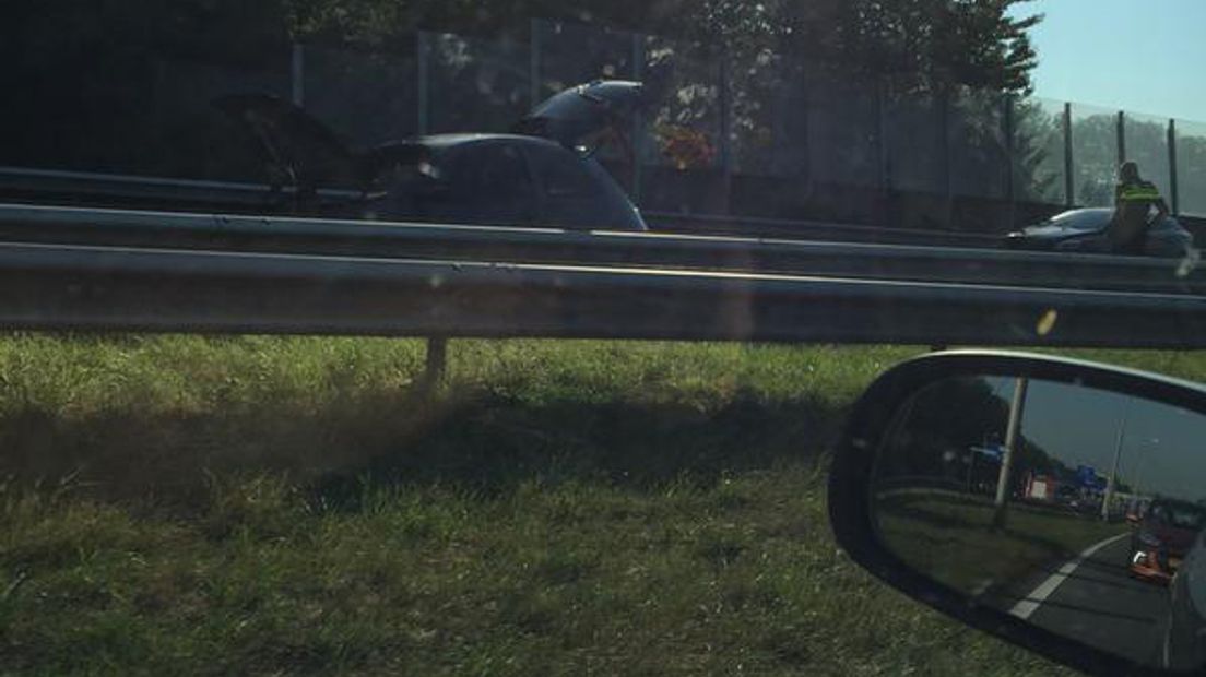 Door een oververhitte auto stond er donderdagmorgen een kilometerslange file op de N325 richting GelreDome in Arnhem.