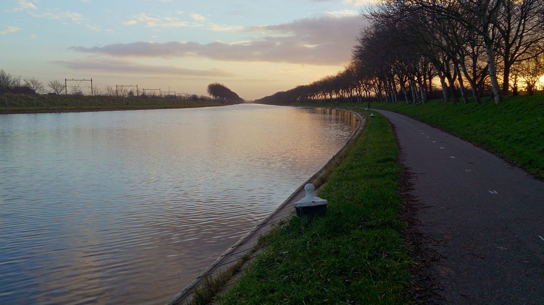 Het onverlichte fietspad naast het Kanaal door Walcheren