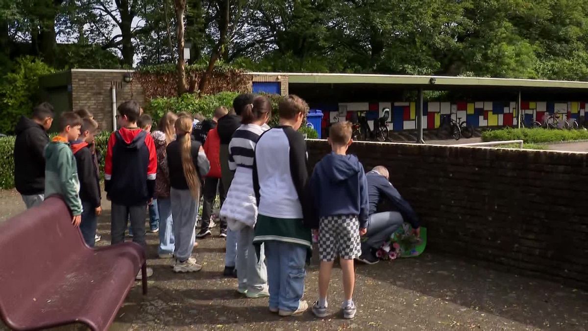 Kinderen van de Sint Antonius leggen bloemen en tekeningen neer bij De Warande