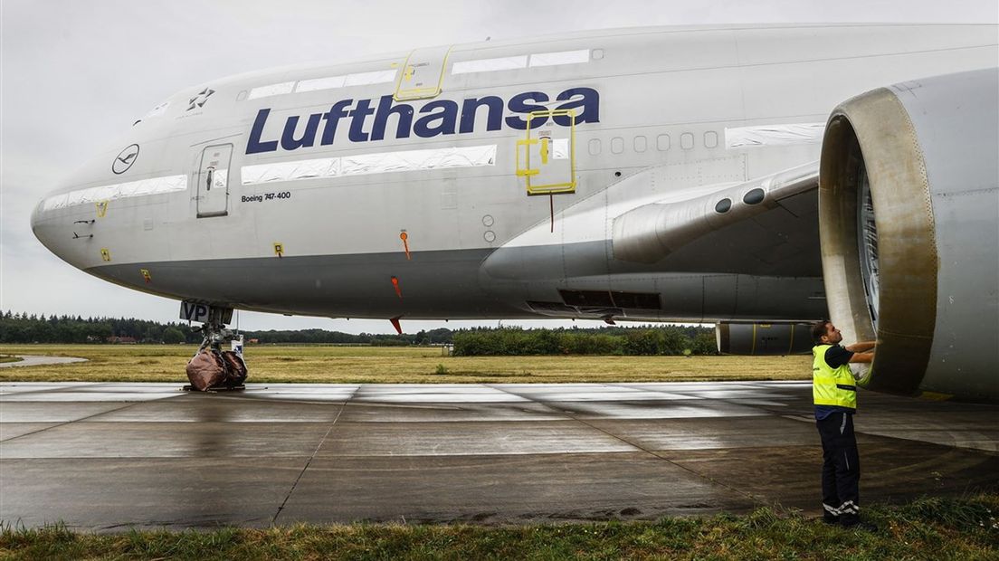 Een van de Lufthansa-toestellen op Twente Airport