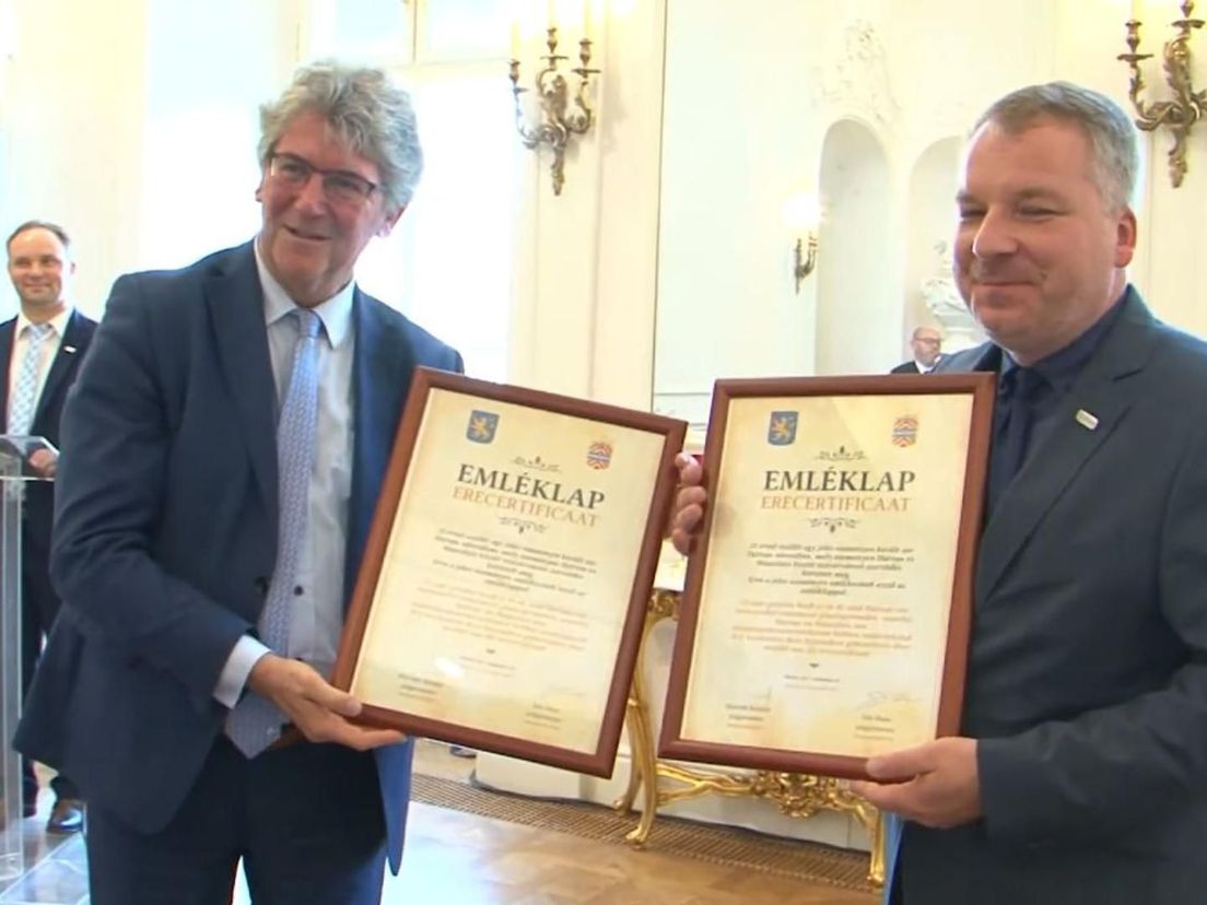 Burgemeesters Edo Haan (Maassluis) en Richard Horváth (Hatvan) vieren 25 jaar stedenband in 2017.