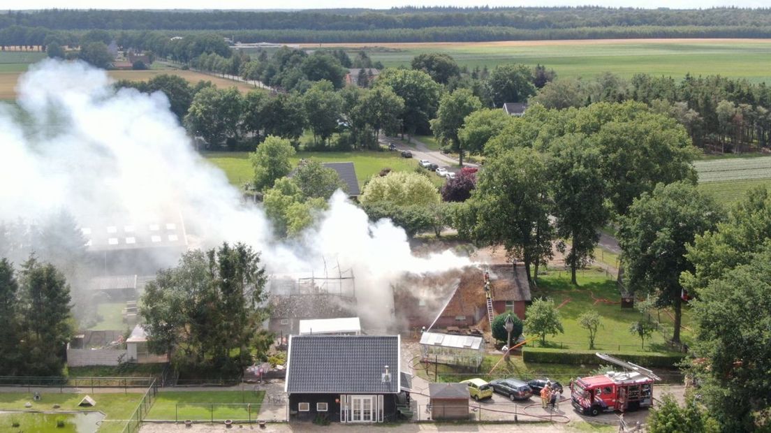 Uitslaande brand in schuur overgeslagen naar zorgboerderij 't Haantje