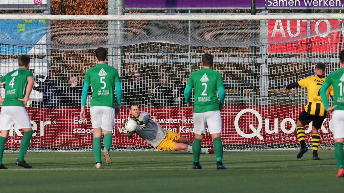 Eemdijk-keeper Gerben Jan Ruizendaal stopte een penalty tegen DVS'33