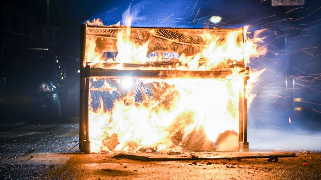 In Paddepoel werd een piano in brand gestoken
